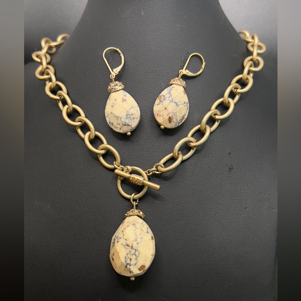 Jones New York Gold and Cream Jewelry Set